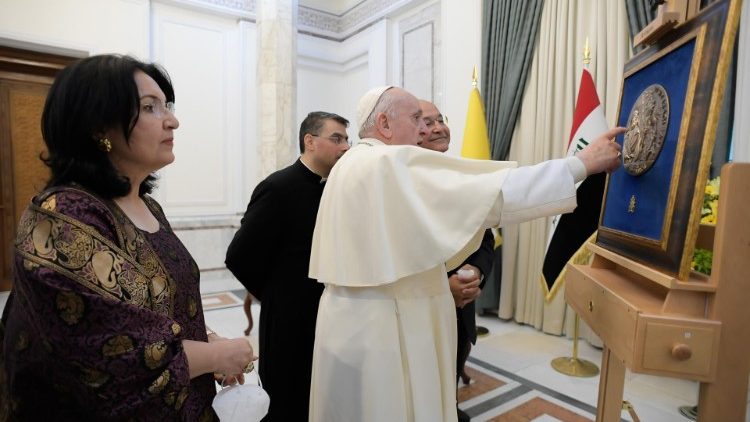 La consorte del presidente, Sarbagh Salih, ammira la formella della medaglia, dono del Papa 