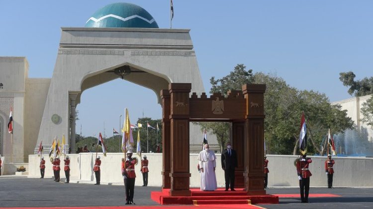 Ceremónia pred prezidentským palácom