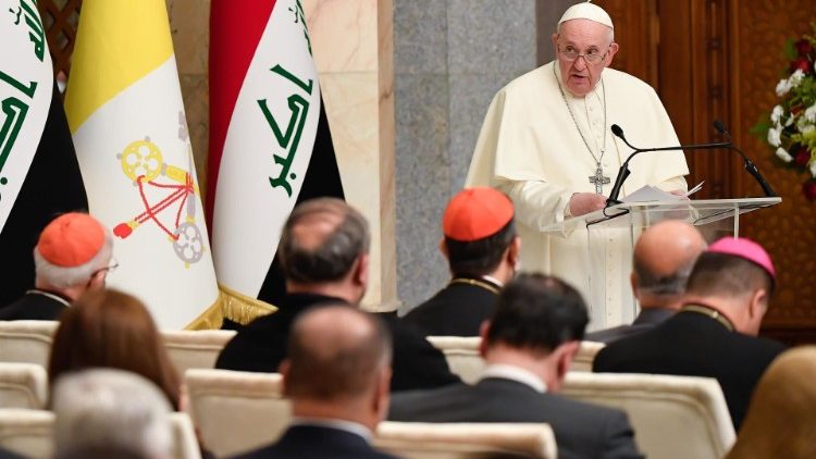 Papa Francesco pronuncia il suo discorso nell'incontro con le Autorità, la Società civile ed il Corpo Diplomatico nel salone del Palazzo Presidenziale a Baghdad