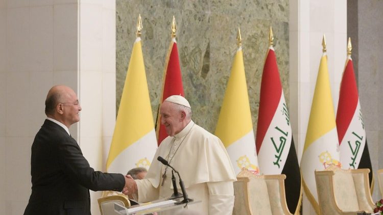 Stretta di mano tra il Papa e il presidente iracheno