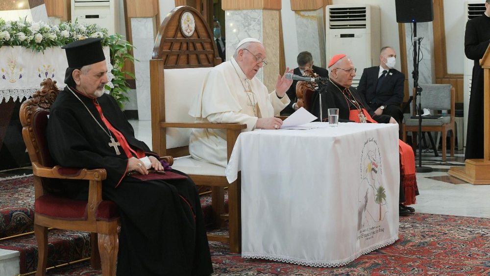 Påven Franciskus möter biskopar, präster, ordensfolk, seminarister och kateketer i Bagdads syrisk-katolska katedral Sayidat al-Nejat, Vår Fru av Frälsningen, 5 mars 2021.