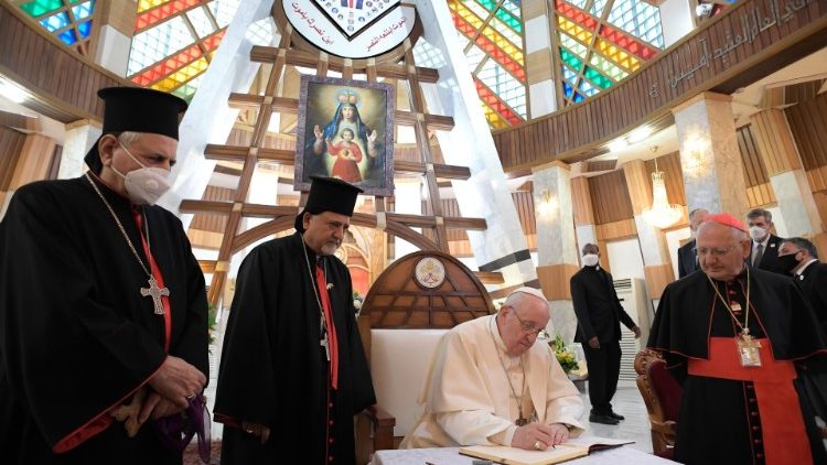 Papa Francisc lasă un mesaj scris în Cartea de aur a catedralei siro-catolice din Bagdad.
