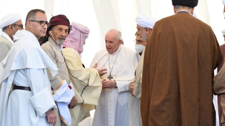 Der Papst bei einem Treffen mit Vertretern anderer Religionen in Ur, der Heimat Abrahams