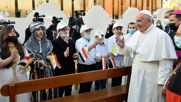 El Papa Francisco saluda a los fieles presentes al llegar a la Catedral caldea de San José en Bagdad
