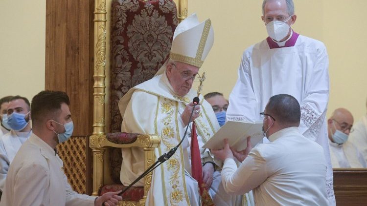 Папа Францішак падчас св. Імшы ў багдадскай катэдры