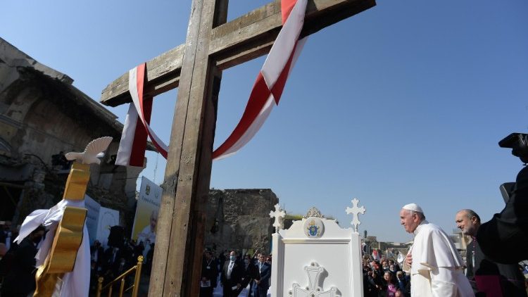 La croix, détruite par les terroristes, reconstruite par les jeunes générations. 
