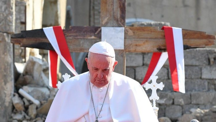 Папа падчас малітвы за ахвяр вайны ў Масуле