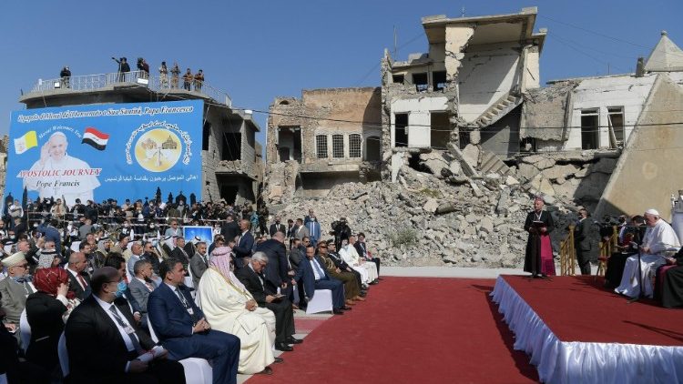 Papa Franjo tijekom molitve za žrtve rata i o oružanih sukoba, u Mosulu, u Iraku