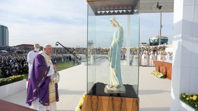 Papa Francesco in preghiera davanti alla Vergine di Karemlesh, all'inizio della Messa ad Erbil, il 7 marzo 2021