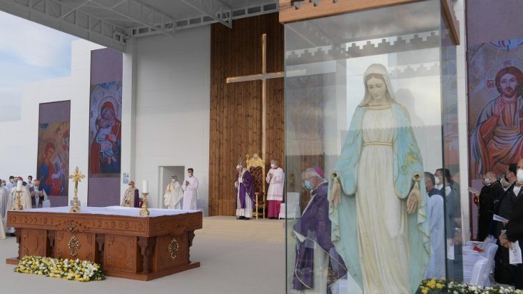Papežská mše v Erbílu: socha Panny Marie zohavená bojovníky Islámského státu