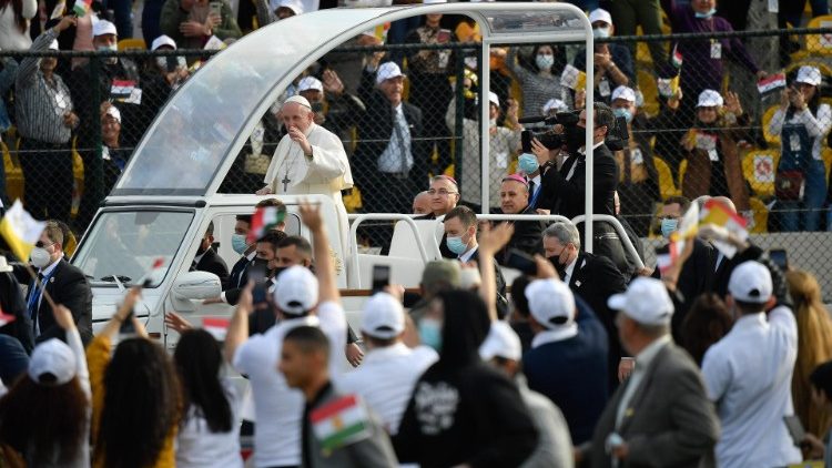 Viaje apostólico en Irak en 2021. Entrada en papamóvil en el estadio de Erbil para la celebración de la Santa Misa.