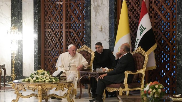 Pope Francis bids farewell to the authorities of Iraq