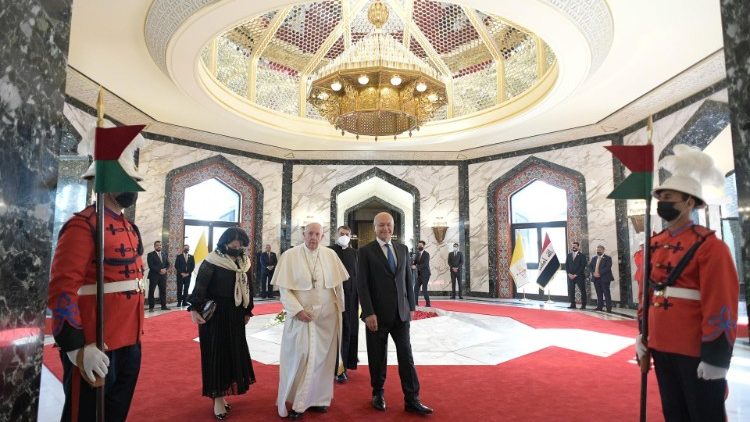 Papa, presidente do Iraque e esposa no Aeroporto em Bagdá