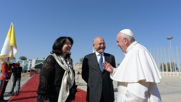 Papa përshëndetet me presidentin e Irakut dhe me bashkëshorten e tij, para kthimit në Vatikan