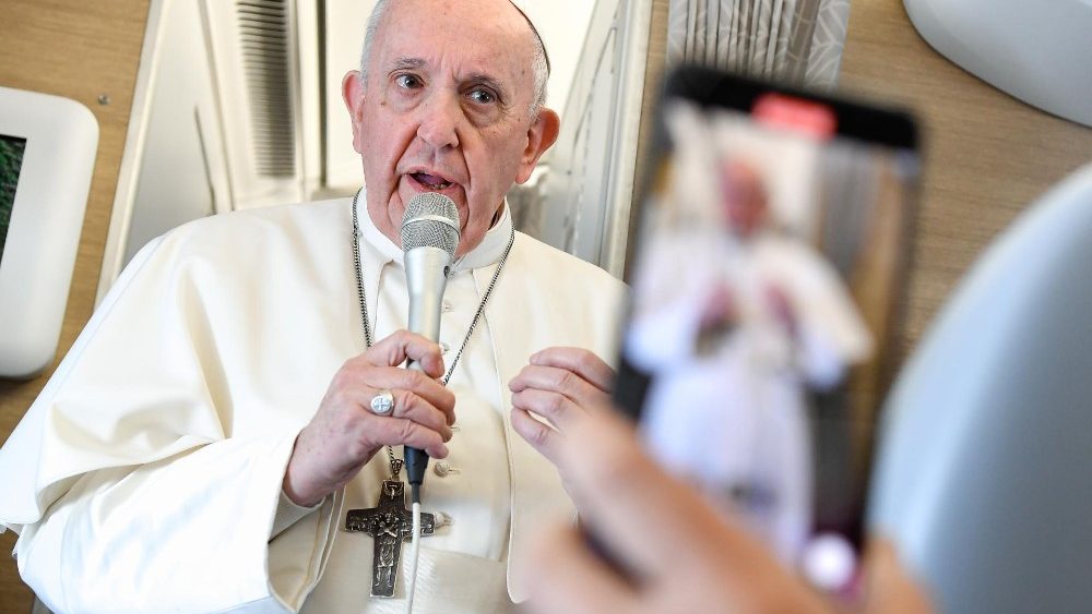 Papež med pogovorom z novinarji