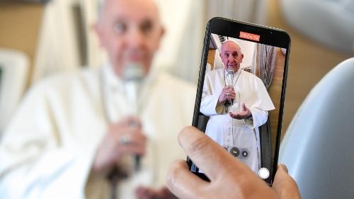 A pápa Irakból visszatérőben a sajtótájékoztatóján a vírusról és a migrációról is beszélt