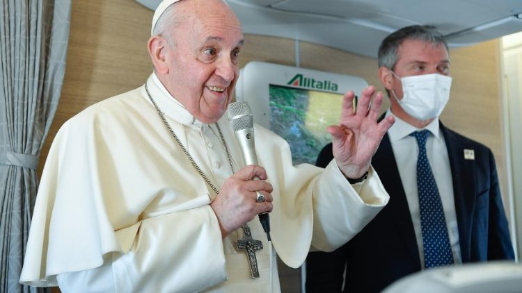 El Papa y Matteo Bruni en la rueda de prensa en el vuelo de regreso del Viaje Apostólico a Irak.