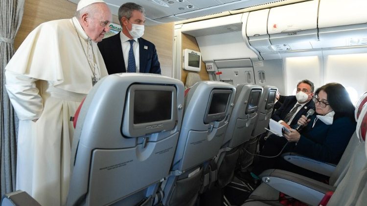 Papa Francisco na coletiva durante o voo de regresso do Iraque