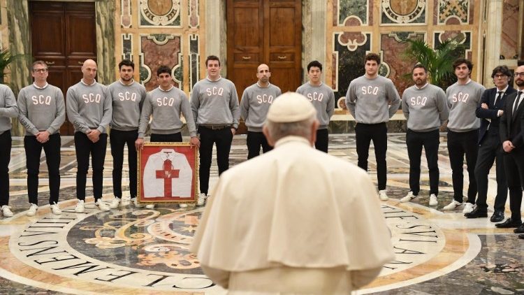 Папа Франциск на встрече с руководителями и игроками генуэзской команды по водному поло