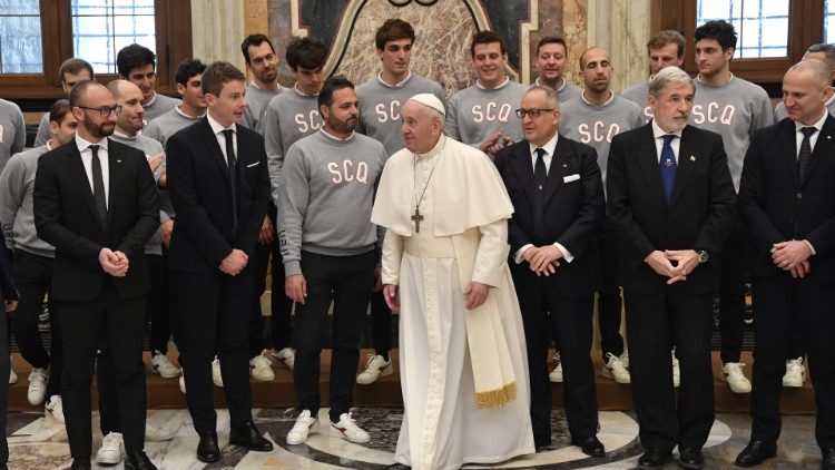 Le Pape avec les joueurs et dirigeants de l'équipe de water-polo de Gênes, le 12 mars 2021 au Vatican.