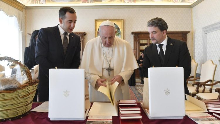 教宗與聖馬力諾共和國兩位執政官