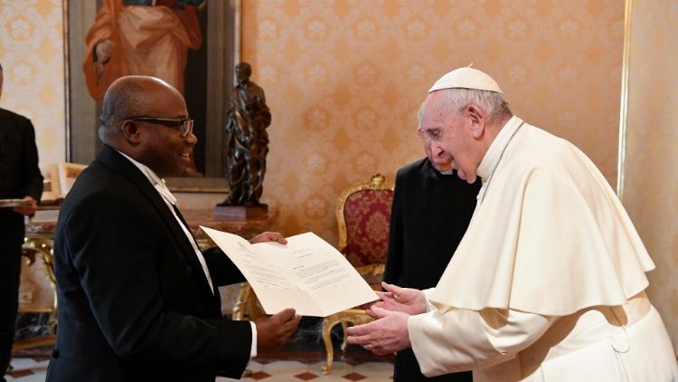 Baba Mtakatifu Francisko, Alhamisi tarehe 18 Machi 2021 amepokea hati za utambulisho kutoka kwa Mheshimiwa Jean Jude Piquant, Balozi mpya wa Haiti mjini Vatican.