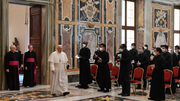 Папа Франциск на встрече со священниками-студентами из Папской филиппинской коллегии