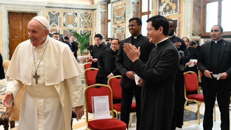 Аудиенция на папата за общността на Папския филипински колеж 