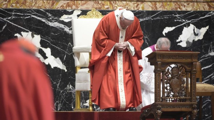 Papež Frančišek med branjem pasijona v trenutku, ko je omenjeno, da je Jezus umrl na križu.