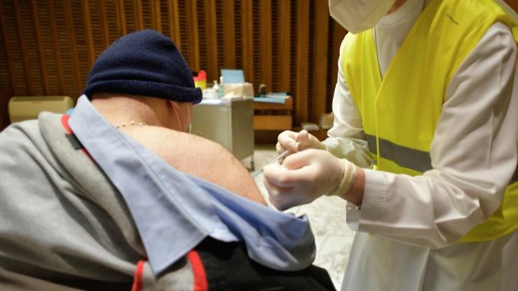 Vatican tiêm vắc-xin ngừa Covid-19 cho người nghèo