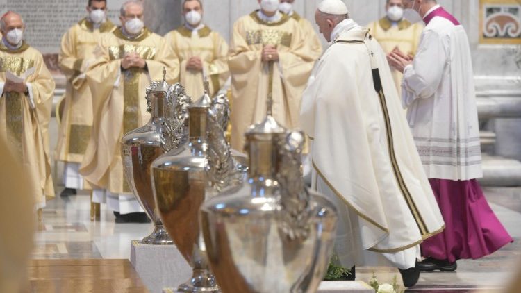 Папа Франциск по време на кризмалната литургия във ватиканската базилика.