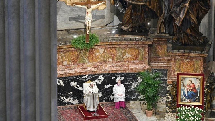 Le Pape François prononçant son homélie lors de la messe Chrismale, le 1er avril.