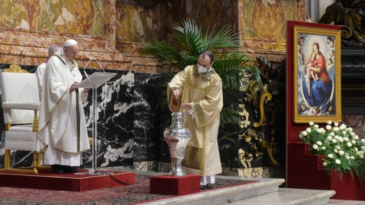 Papst Franziskus weihte bei der Chrisammesse die heiligen Öle