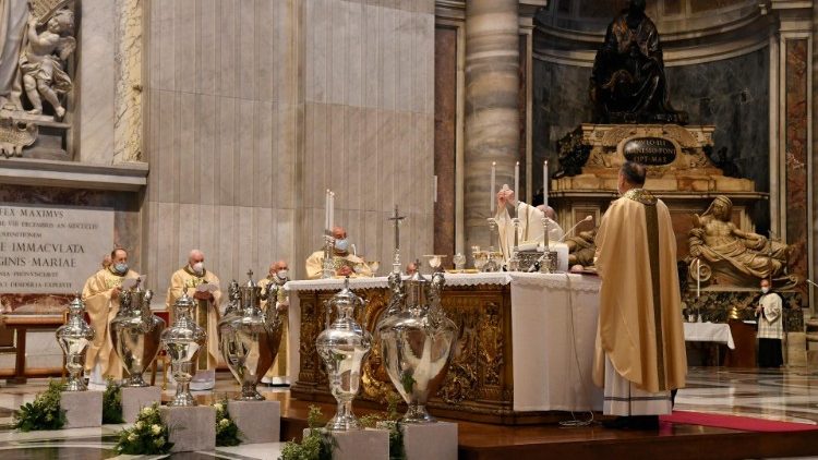البابا يترأس قداس تبريك الزيوت المقدسة في بازيليك القديس بطرس بالفاتيكان 