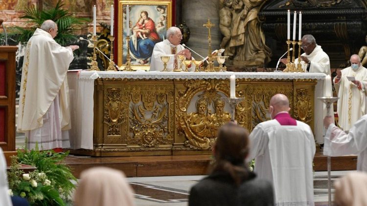 Le cardinal Giovanni Battista Re a célébré la messe de la Cène du Seigneur en présence de cardinaux et de quelques dizaines de fidèles ce jeudi 1er avril au Vatican 