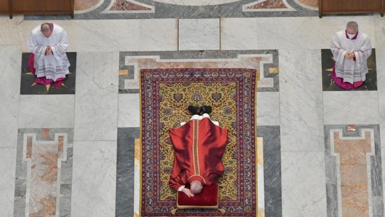 Påven prostrerar inför krucifixet vid liturgin till åminnelse av Herrens lidande, Långfredagen 2 april 2021