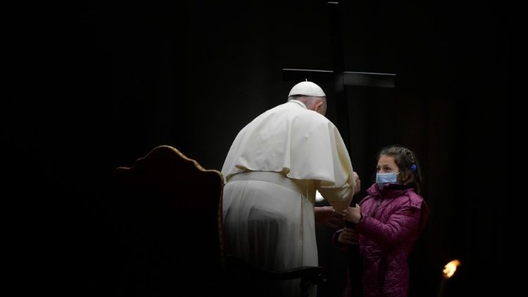Una bambina della casa famiglia "Il Tetto" consegna al Papa la croce per l'ultima stazione
