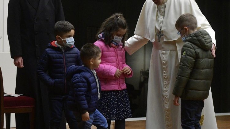 I bambini si avvicinano al Papa alla fine della Via Crucis