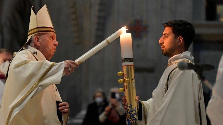 Papa Franjo tijekom uskrsnog bdijenja