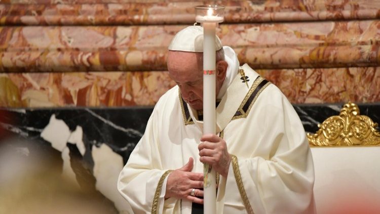 Папа падчас св. Імшы ў Велікодную вігілію
