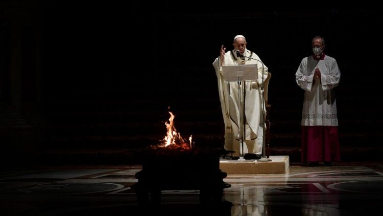 Tűzszentelés a vigília szertartás kezdetén a Szent Péter bazilikában    