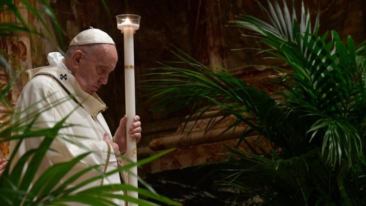 Papež Frančišek med velikonočno vigilijo.