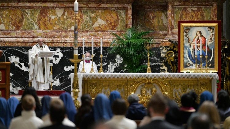 البابا فرنسيس يحتفل بقداس العشيّة الفصحية