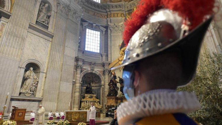 Papa Francisc, însoțit de privirea unei Gărzi Elvețiene, la mesajul pascal ”Urbi et Orbi”