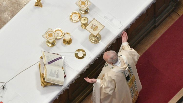 Pope Francis recites Eucharistic Prayer I