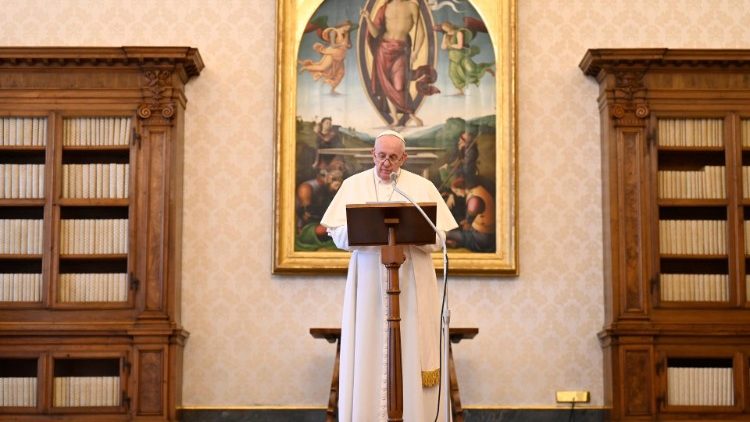 Папа Франциск по време на богородичната молитва Царице Небесна в Апостолическата библиотека.2021.04.05