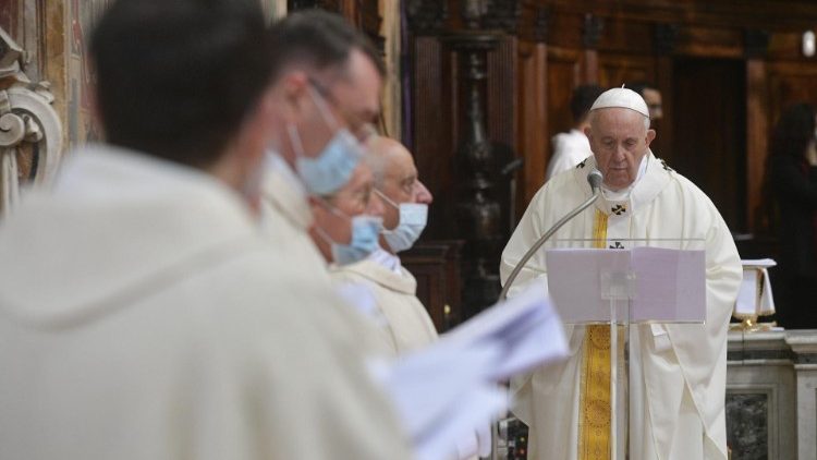 Papst Franziskus bei der Messe in der Kirche Santo Spirito in Sassia