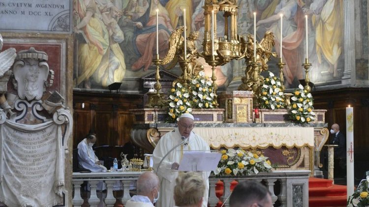 האפיפיור עורך את המיסה לכבוד חג רחמי האלוהים