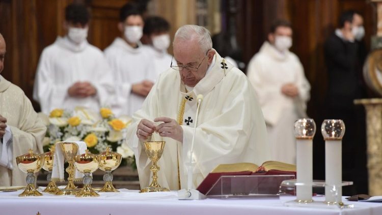 사시아의 산토 스피리토 성당에서 미사를 집전하는 프란치스코 교황