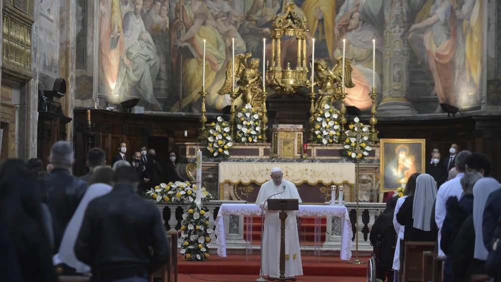 Papež Frančišek med opoldansko molitvijo Raduj se, Kraljica nebeška v cerkvi Svetega Duha v Sassiji v Rimu.